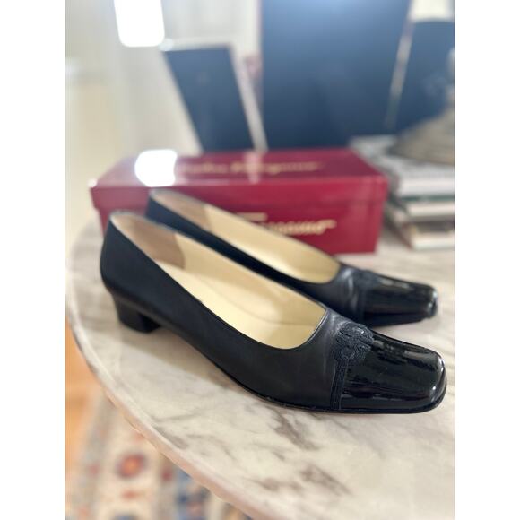 Vintage Ferragamo Margaret Black Leather Embroidered Logo Low Pump Heel 10AAA - Picture 1 of 9